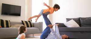 Μαμάδες, δώστε χώρο στους μπαμπάδες και αφήστε τους να παίξουν με τα παιδιά όπως τους αρέσει