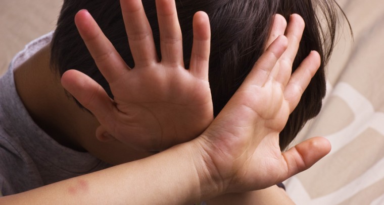 Συγκλονίζουν οι λεπτομέρειες που βλέπουν το φως της δημοσιότητας σχετικά με τη σεξουαλική κακοποίηση παιδιών σε ορφανοτροφείο της Αττικής.