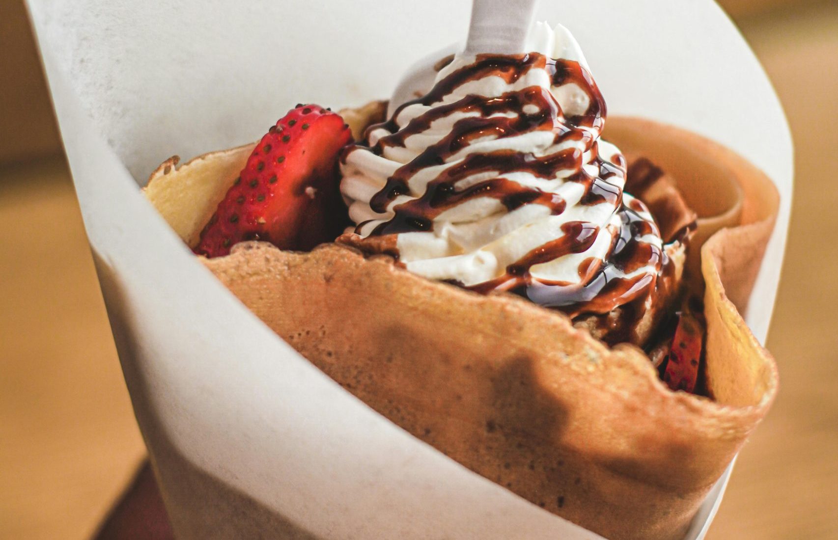 Γλυκές κρέπες με φρούτα, παγωτό και σοκολάτα