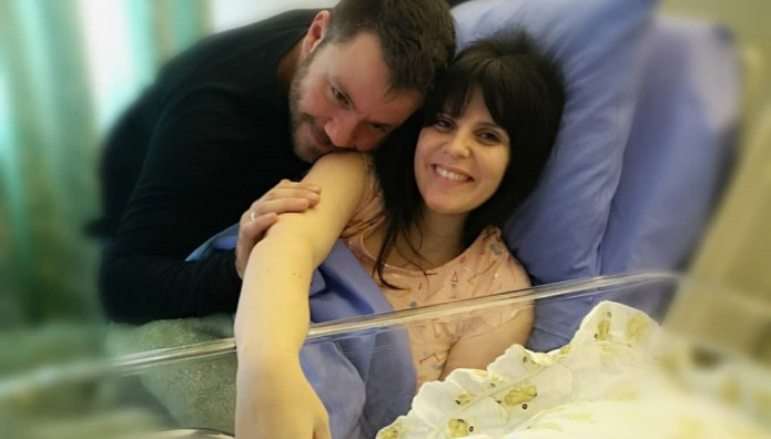 Ευτύχης Μπλέτσας & Ηλέκτρα Αστέρη έγιναν γονείς για δεύτερη φορά – Η φωτο με το νεογέννητο