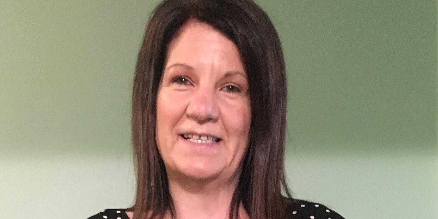 Δασκάλα «διαμάντι» γεμίζει τσάντες με τρόφιμα για τους μαθητές της που πεινούν