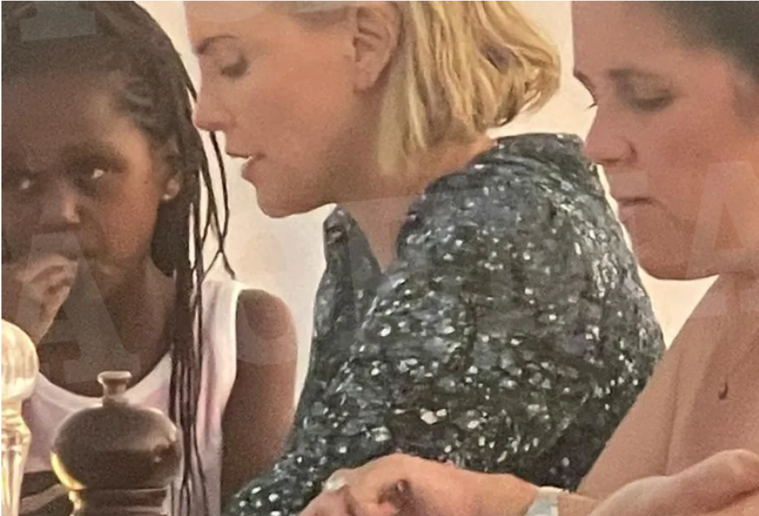 Σαρλίζ Θερόν: Στην Πάρο με τα παιδιά της η λαμπερή ηθοποιός!