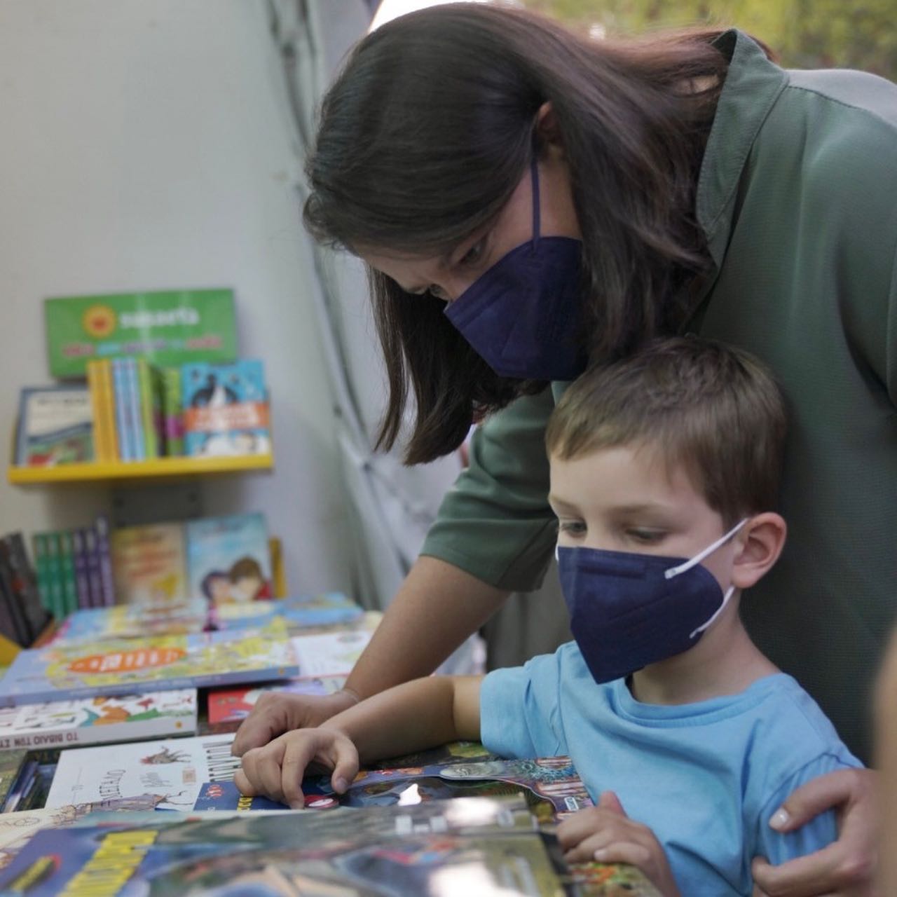 Η βόλτα της Νίκης Κεραμέως με τον 5χρονο γιο της στο Φεστιβάλ Βιβλίου στο Ζάππειο (φωτό)