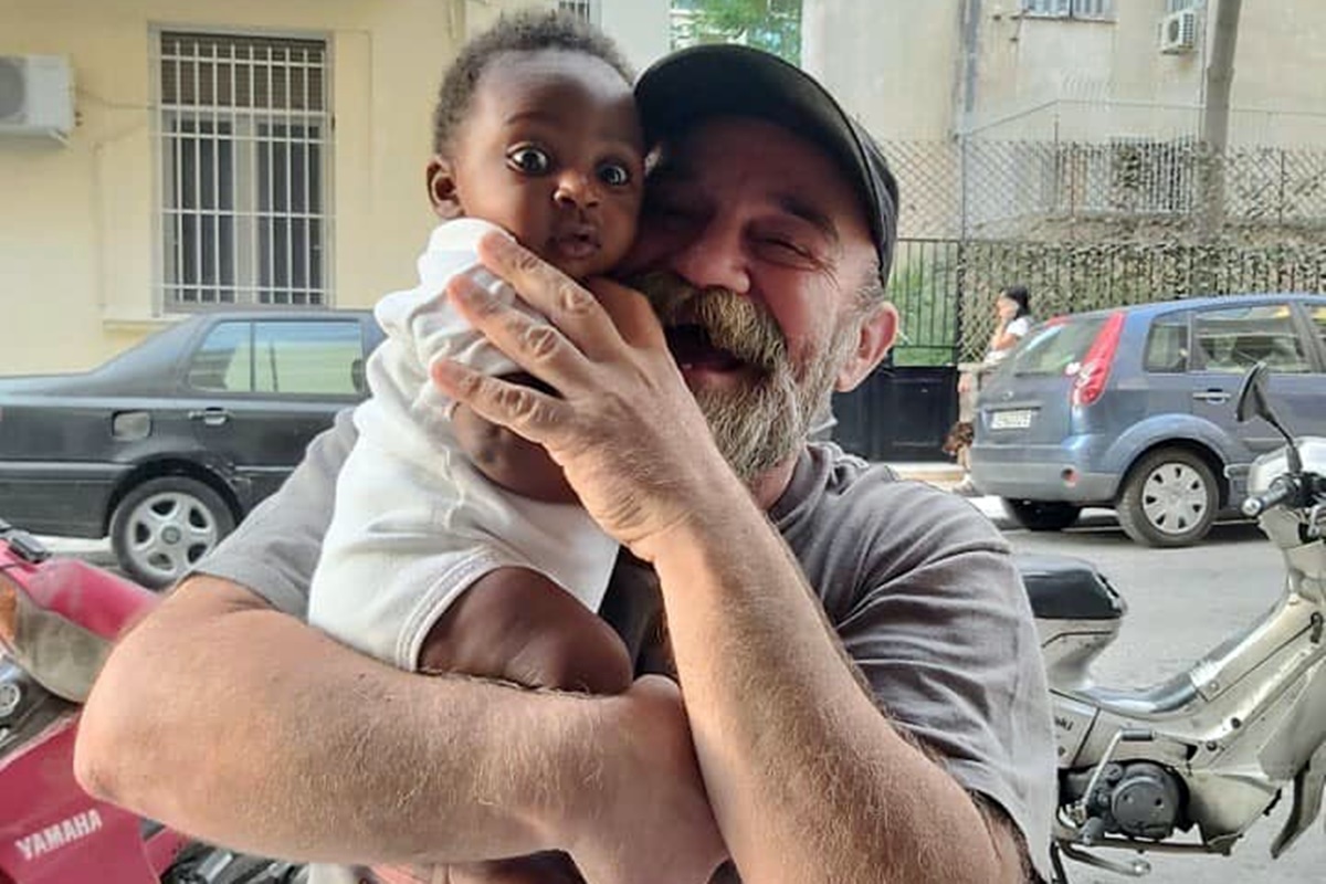 O "Άλλος Άνθρωπος" μοιράζει σχολικά είδη σε παιδιά από όλο τον κόσμο