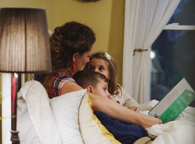 Οι επιστήμονες βρήκαν πως κάτι μαγικό συμβαίνει όταν διαβάζουμε μια ιστορία στα παιδιά μας!