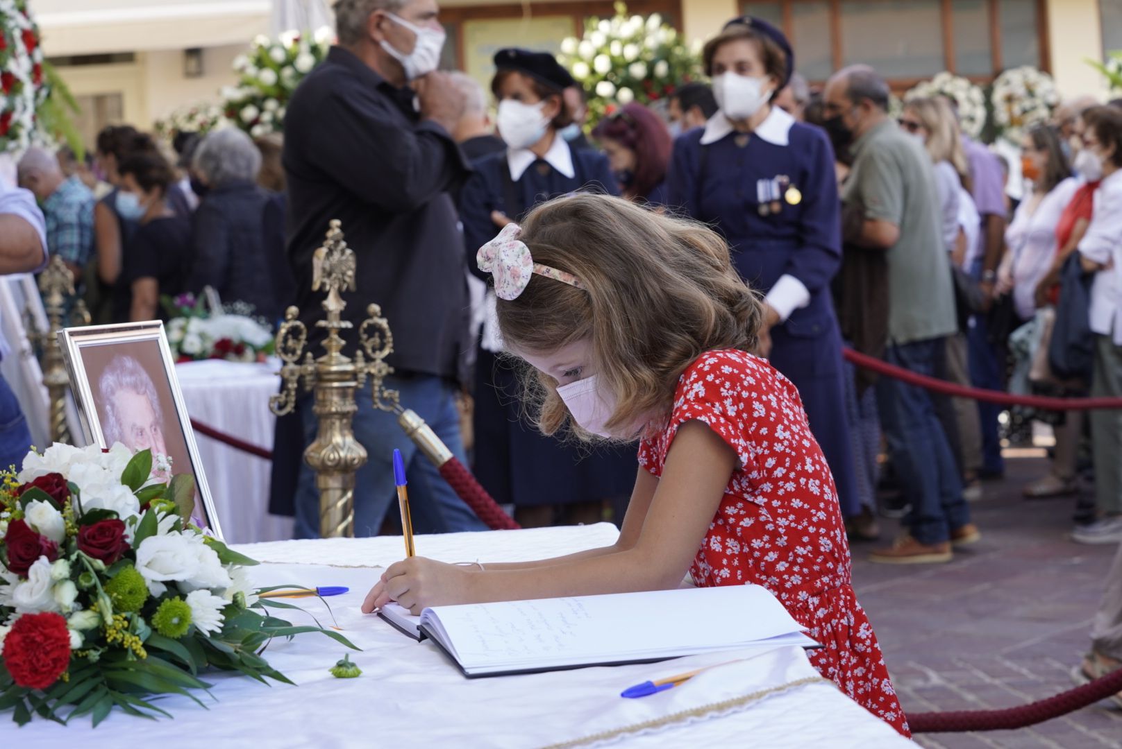 “Σε αγαπάμε φίλε μας”: Το συγκινητικό μήνυμα που έγραψε κοριτσάκι στο "αντίο" του Μίκη Θεοδωράκη