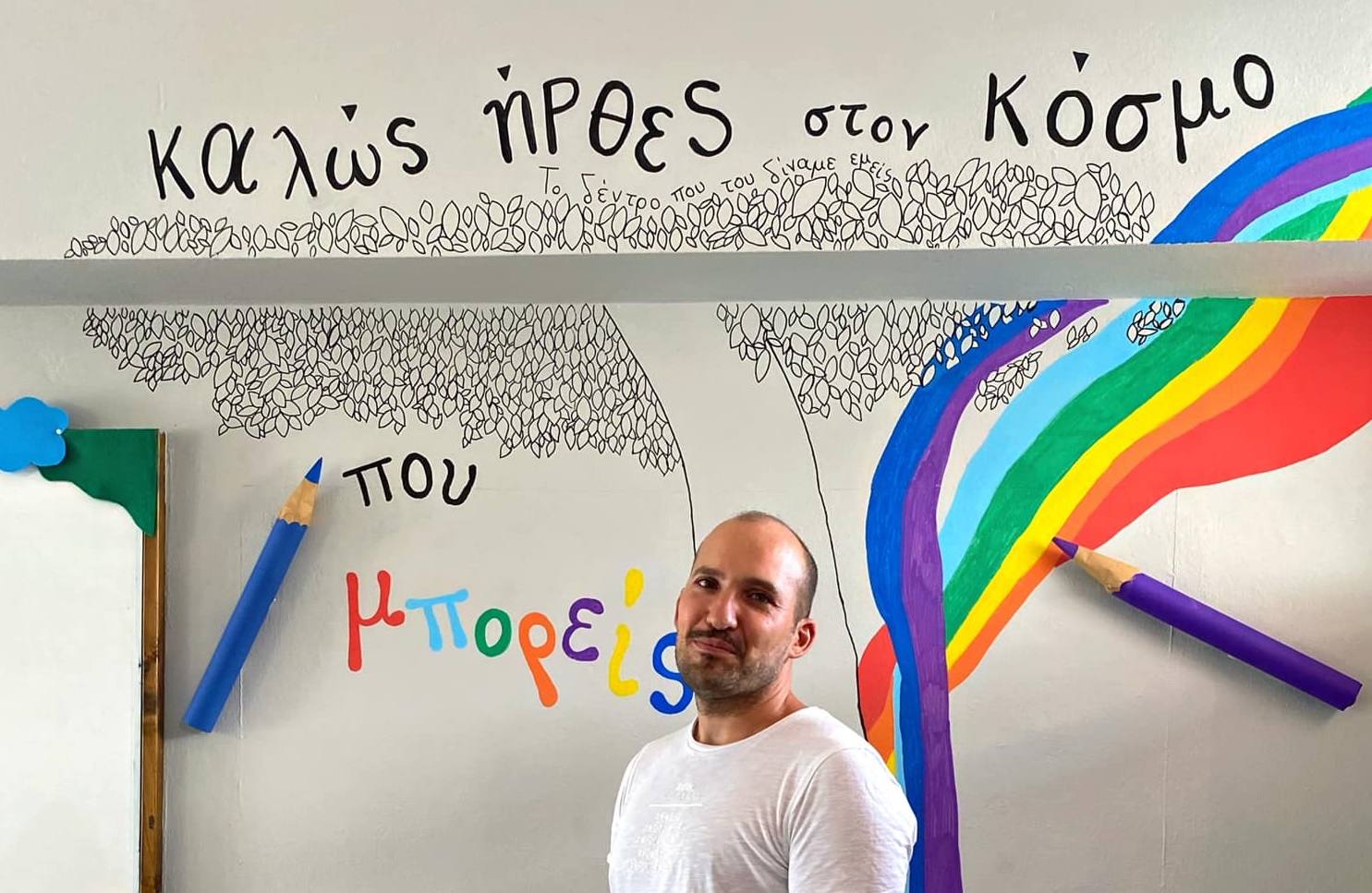 Αυτός ο Έλληνας δάσκαλος έβαψε την τάξη και τη στόλισε μοναδικά για να νιώθουν παραμυθένια οι μαθητές του!