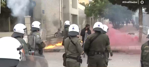 Εικόνες ντροπής στο ΕΠΑΛ Σταυρούπολης: Μάχη με πολιτική χροιά μεταξύ μαθητών και κουκουλοφόρων (video)