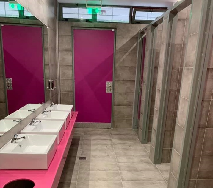 Μαντέψτε σε ποιο δημόσιο σχολείο της Αττικής υπάρχουν αυτές είναι οι μοντέρνες πολύχρωμες τουαλέτες