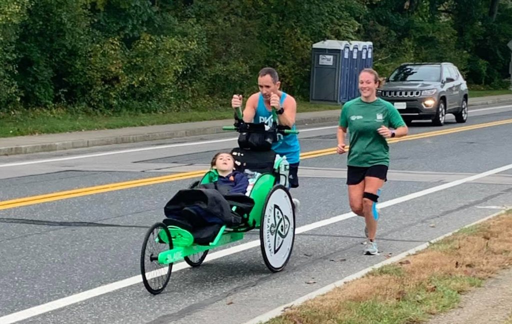 Μπαμπάς τερμάτισε στον Μαραθώνιο της Βοστώνης με την κόρη του στο καροτσάκι