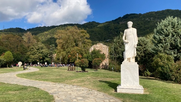 «Μικροί Αριστοτελικοί Περιπατητές»: Σχολικός τουρισμός στην γενέτειρα του φιλοσόφου