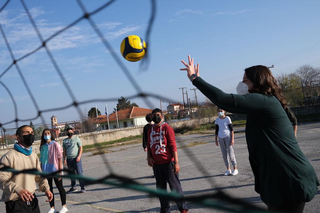 H Νίκη Κεραμέως επισκέφθηκε σχολεία της Φλώρινας, μίλησε με μαθητές και...έπαιξαν μαζί βόλει