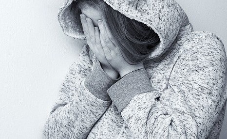 ''Πώς σου φάνηκε το ξύλο; Θα φας κι άλλο'': Σοκαριστικό βίντεο ξυλοδαρμού μαθήτριας από τα νότια προάστια