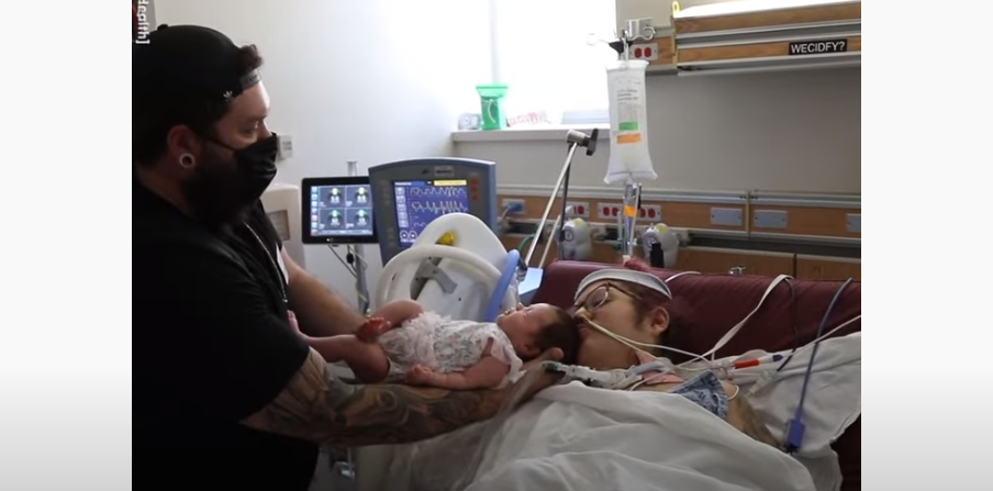 Έπειτα από 85 ημέρες στο νοσοκομείο με Covid-19 αυτή η μαμά παίρνει για πρώτη φορά αγκαλιά το μωρό της!