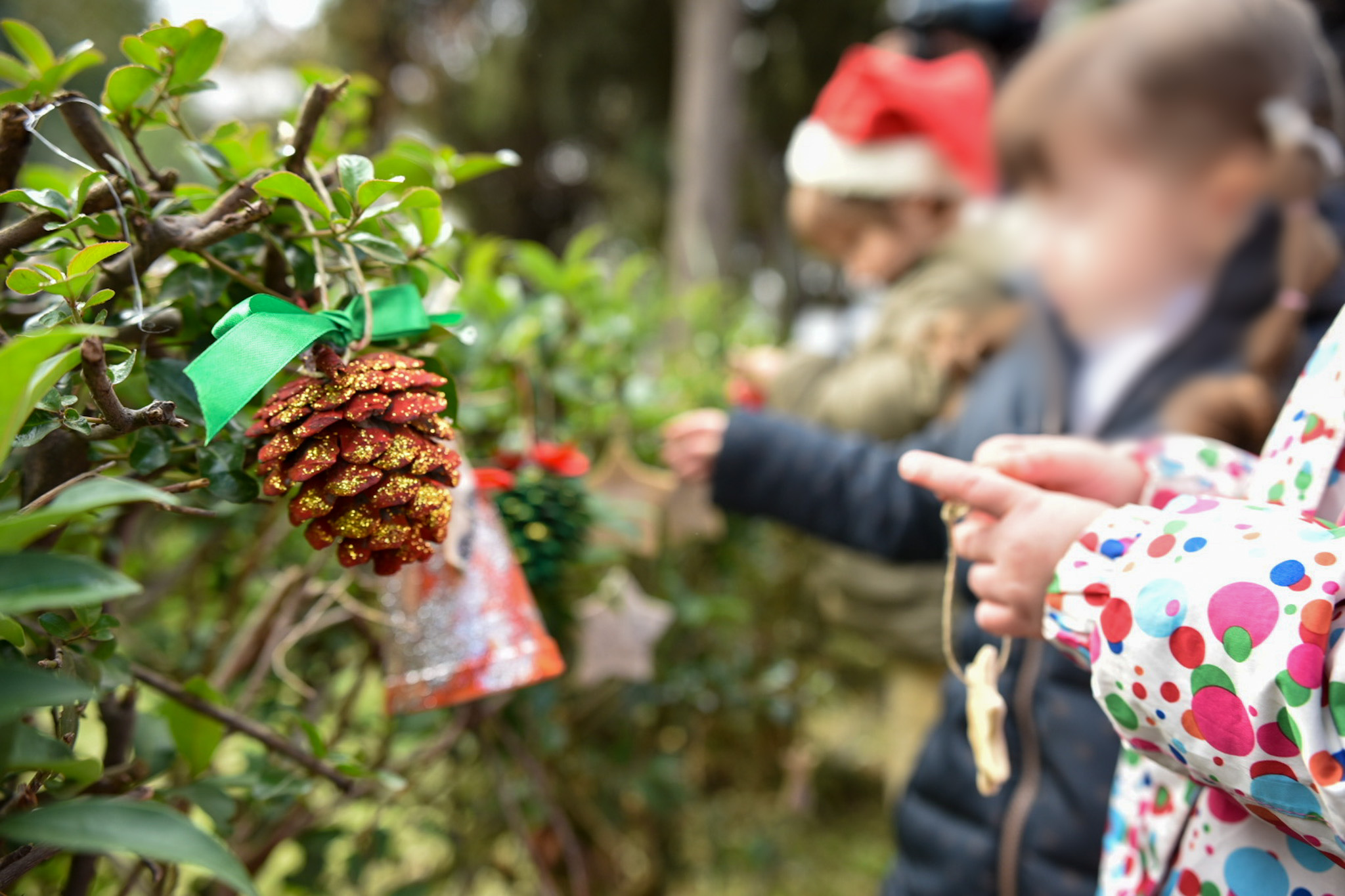 Παιδάκια από βρεφονηπιακούς σταθμούς της Αθήνας προσέφεραν χαρά στους ηλικιωμένους