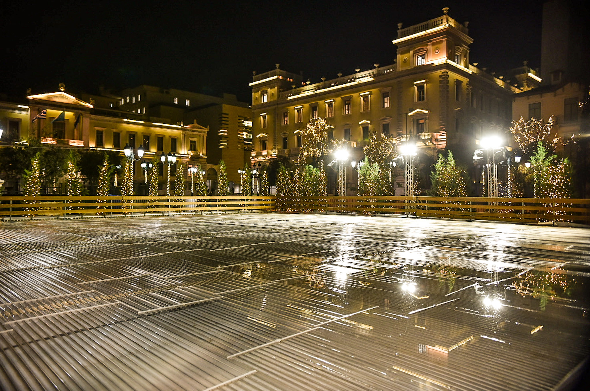 Παιδιά, ετοιμαστείτε για πιρουέτες στον πάγο! Ανοίγει το Παγοδρόμιο στην Πλατεία Κοτζιά (εικόνες)