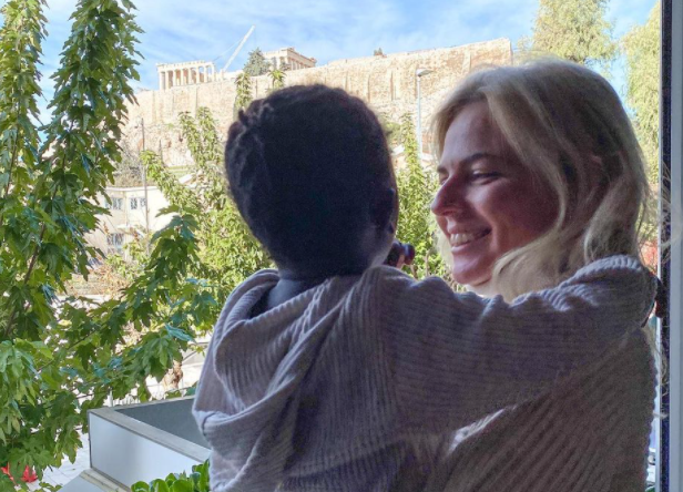 «Επιτέλους, σπίτι μας»: Η Χριστίνα Κοντοβά αγκαλιά με την κορούλα της στην Αθήνα (εικόνες)