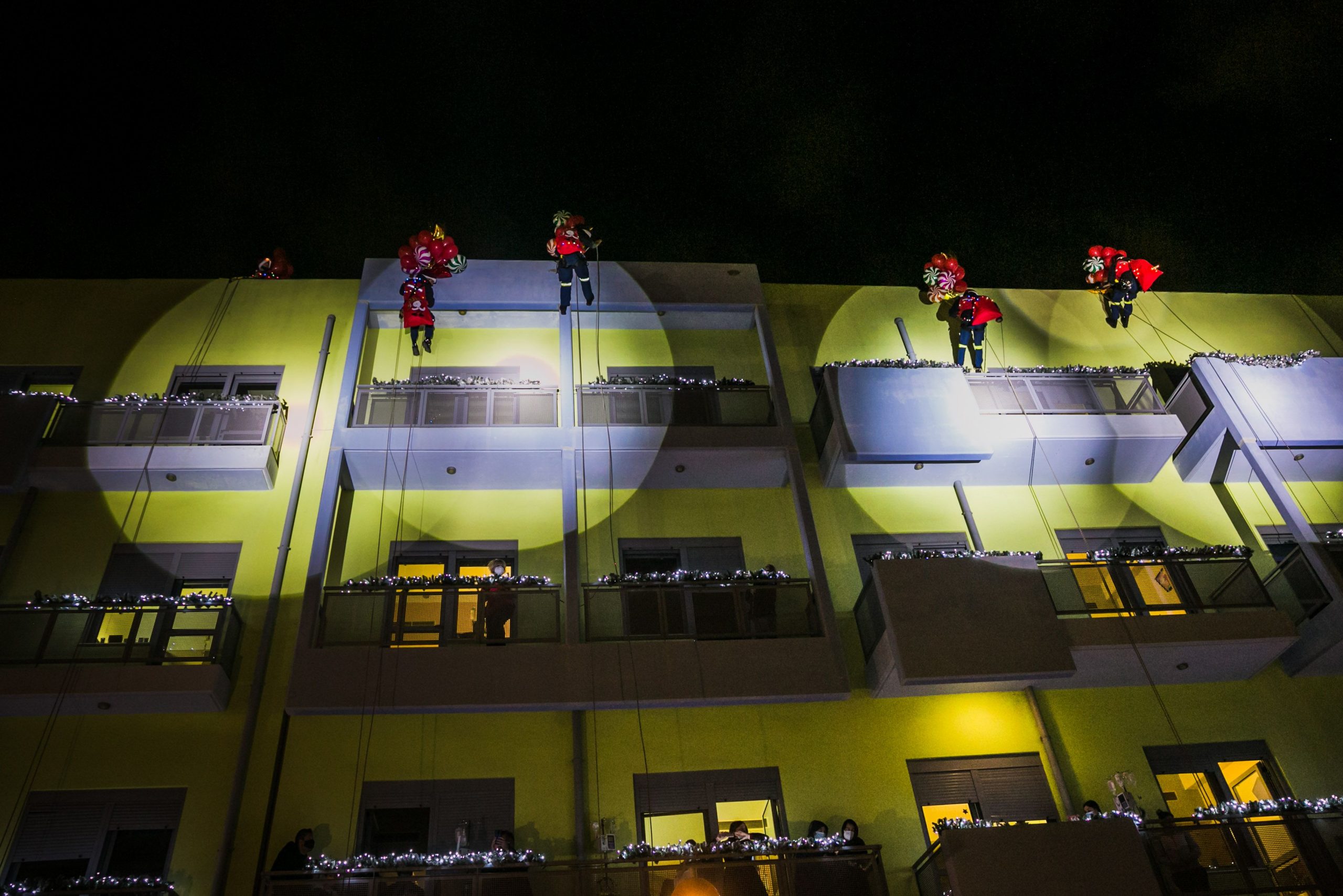 Πυροσβέστες - Άη Βασίληδες χάρισαν χαμόγελα και δώρα στα παιδιά Ογκολογικής «Ελπίδα»