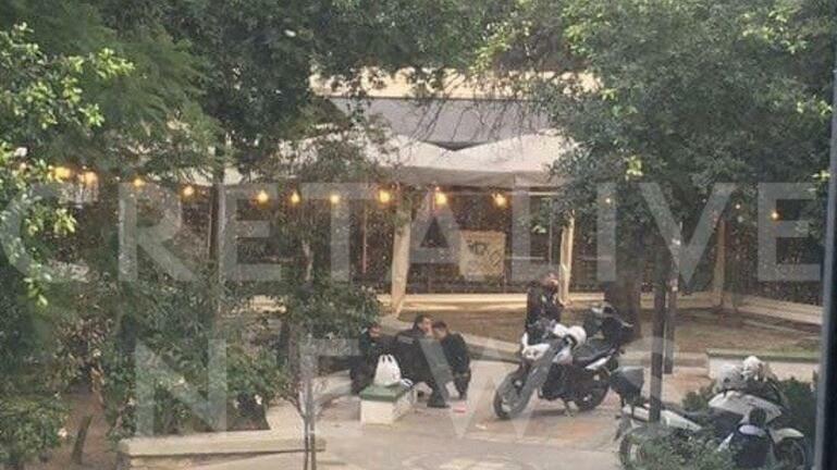 Ηράκλειο: Αστυνομικοί της ΔΙ.ΑΣ βρήκαν αφημένο σε χαρτόκουτo ένα κοριτσάκι