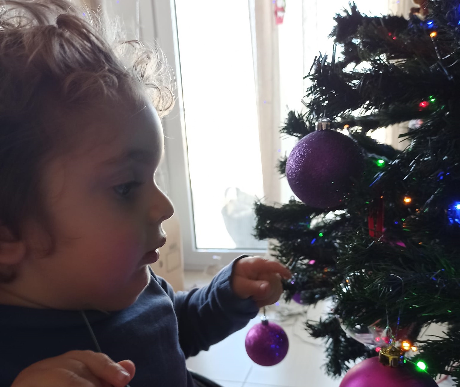 Ο Παναγιώτης Ραφαήλ στολίζει το χριστουγεννιάτικο δέντρο και στέλνει το ωραιότερο μήνυμα