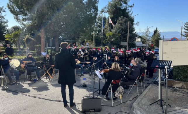Συγκίνηση στα Γιαννιτσά: Μαθητές έψαλλαν τα κάλαντα στο προαύλιο του νοσοκομείου