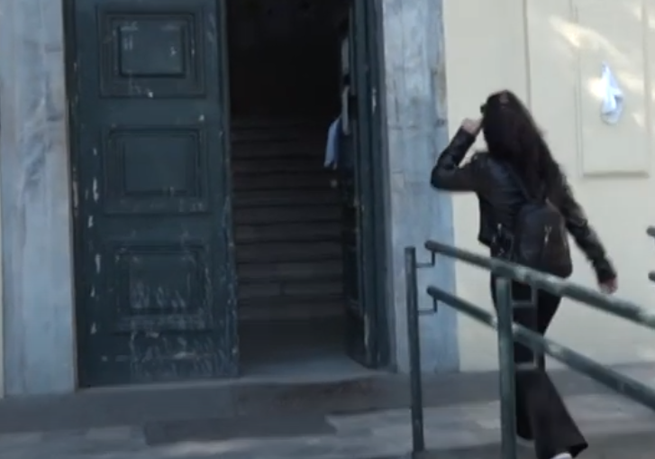 «Πάνω από το πτώμα μου θα πάρουν το παιδί μου στο σχολείο» λέει η μάνα-αρνήτρια παρά την καταδίκη της