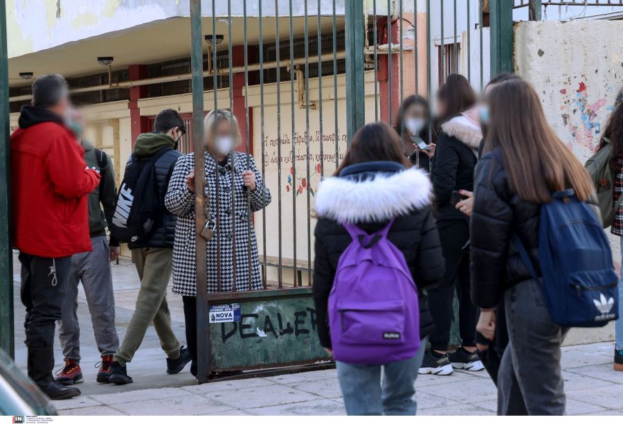 Πρώτη σχολική ημέρα με 14.000 κρούσματα από τα self-test σε μαθητές και εκπαιδευτικούς
