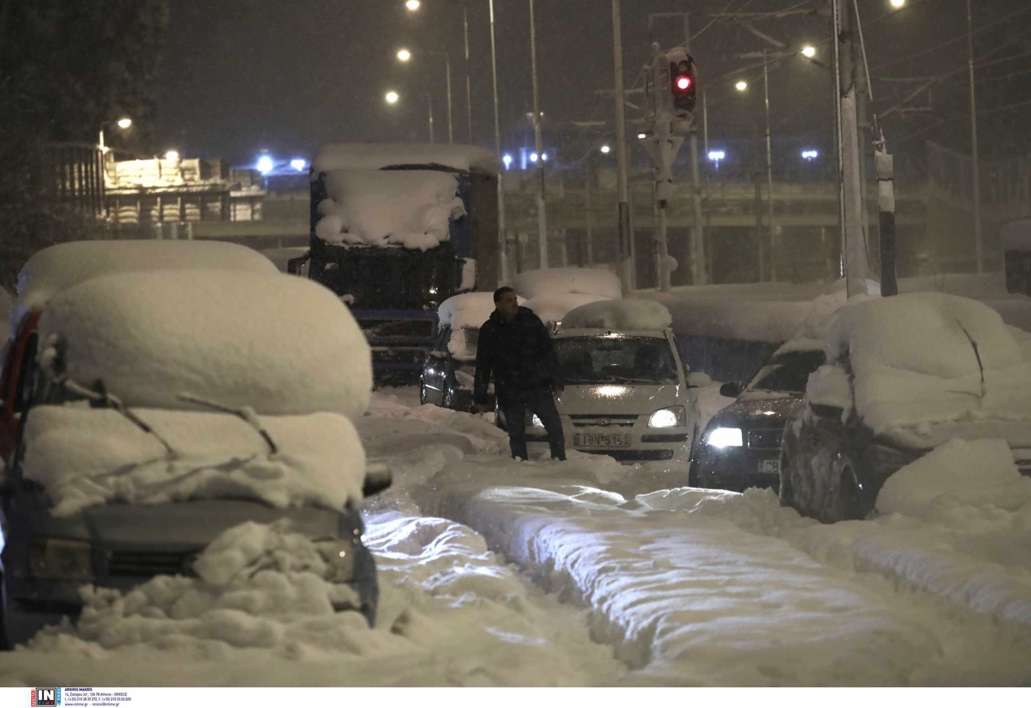 Δεκάδες παιδάκια πέρασαν όλη τη νύχτα μέσα στα αυτοκίνητα - Χωρίς τρόφιμα και μια κουβέρτα