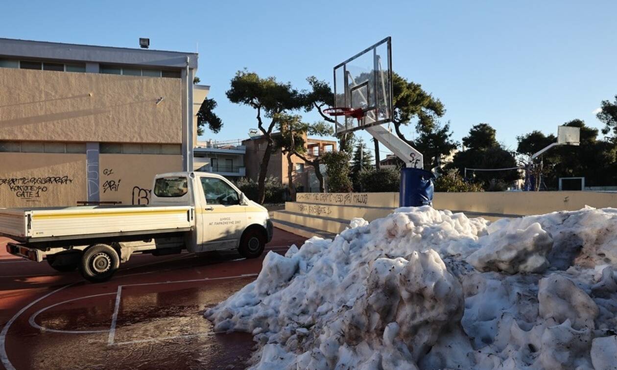 Αποκλειστικό Infokids: Χάος στα σχολεία μετά την κακοκαιρία - Γονείς καθάρισαν χιονισμένα προαύλια