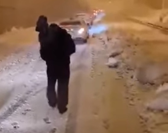 Γονιός με το παιδί του αγκαλιά περπάτησε 2,5 χλμ. μέχρι να βγει από την Αττική Οδό (βίντεο)