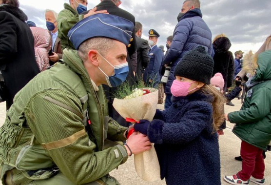 «Ο μπαμπάς μου είναι εκεί»: Οι κορούλες των πιλότων των Rafale που έκλεψαν καρδιές! (εικόνες+video)