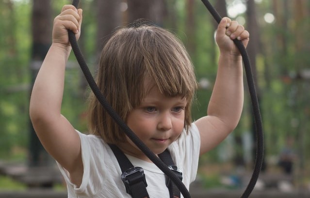Πώς θα μεγαλώσουμε αυτόνομα και ανεξάρτητα παιδιά που θα πατούν γερά στα πόδια τους