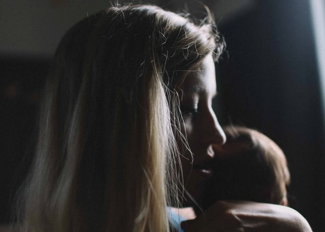 Σύνδρομο Μινχάουζεν δια αντιπροσώπου: Όταν η γονεϊκή αγάπη γίνεται φρικτή ψυχική ασθένεια