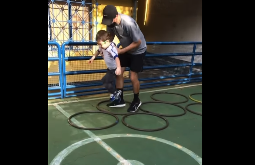 Αυτός ο δάσκαλος έδωσε την πιο μεγάλη χαρά σε μαθητή του με αναπηρία και μας κατασυγκίνησε (video)