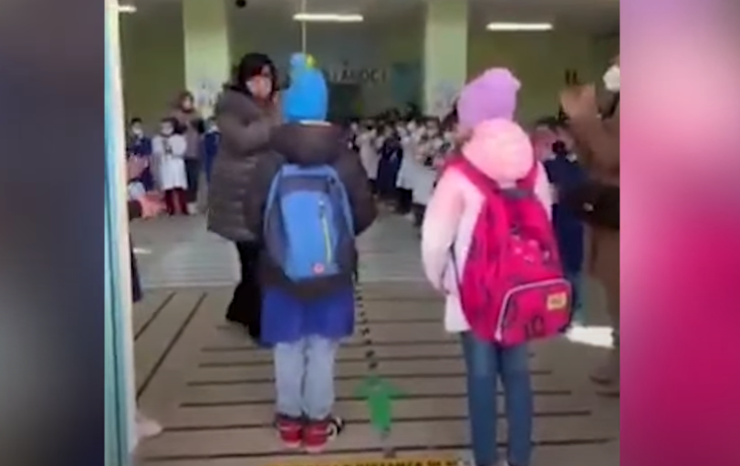 "Χθες στην τάξη της κόρης μου έφτασε το πρώτο παιδί από την Ουκρανία"