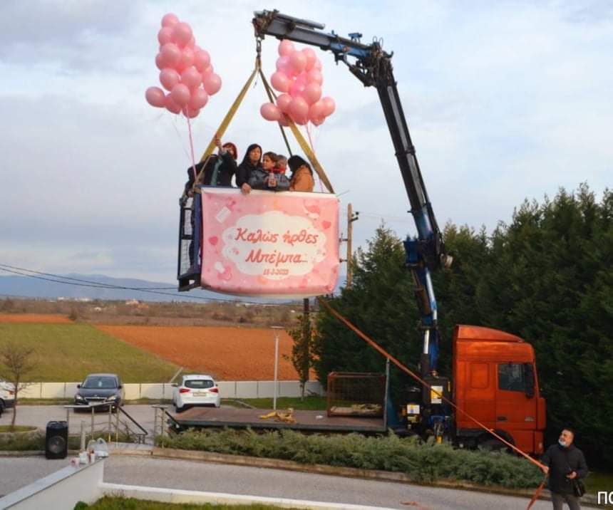 Μέχρι και...γερανό επιστράτευσε για να δει τη νεογέννητη εγγονή του - Μια απίθανη οικογένεια από τη Δράμα (φωτό)
