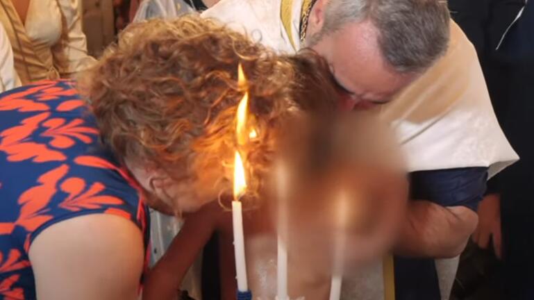 Χαμός σε βάφτιση στη Κρήτη - Λαμπάδιασε η νονά (video)