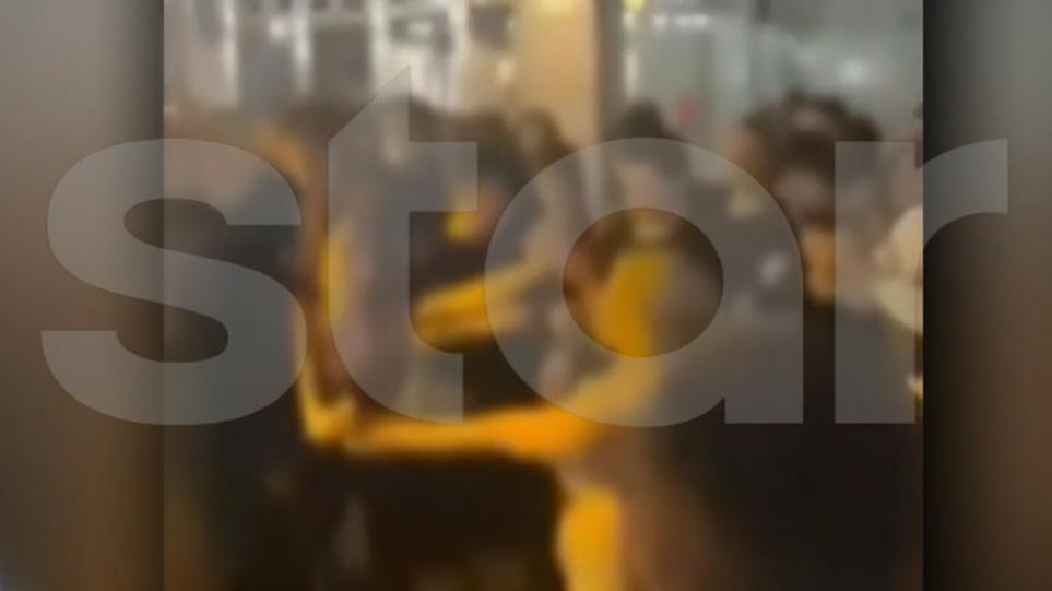 Απίστευτες εικόνες στην Κηφισιά: Έφηβες πλακώθηκαν στο ξύλο στη μέση του δρόμου!