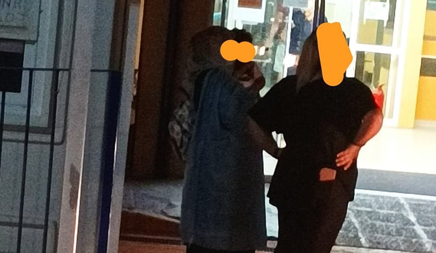 Μία υπέροχη γιατρός στάθηκε με τον πιο όμορφο τρόπο σε μαμά με το άρρωστο μωρό της
