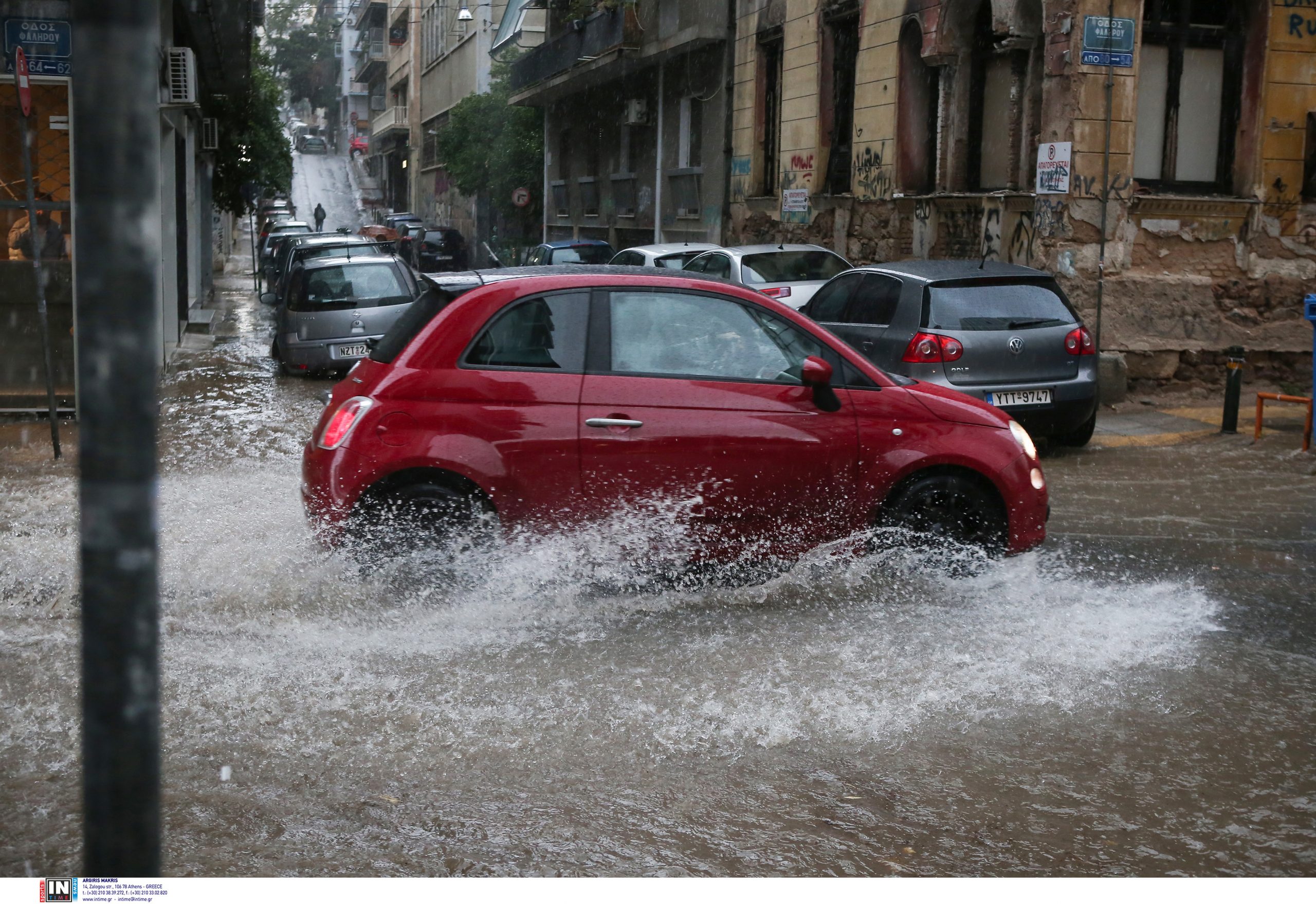Περιπέτεια για οικογένεια στην Εθνική Οδό - Εγκλωβίστηκαν στο αυτοκίνητό τους