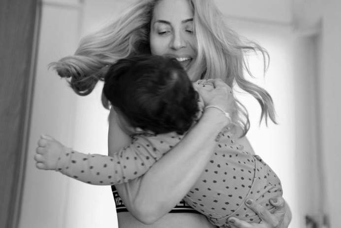 Μαρία Ηλιάκη: Η τρυφερή φωτογραφία που κοιμάται αγκαλιά με την κορούλα της (εικόνα)