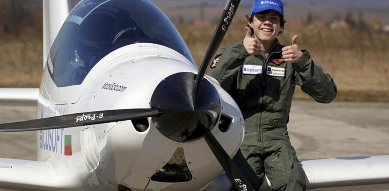 Αυτός είναι ο πιο νέος πιλότος: Μόλις 17 ετών και έκανε μόνος τον γύρο του κόσμου