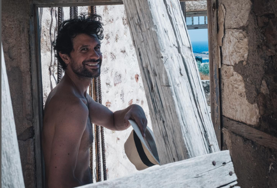 Ορφέας Αυγουστίδης: Η γλυκιά φωτό του γιου του που τρώει πεπόνι στην παραλία (εικόνα)