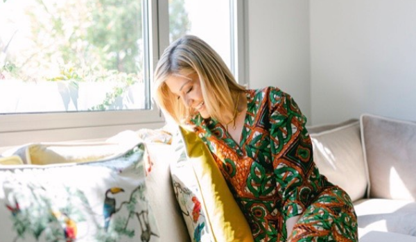 Ράνια Τζίμα: Ζωγραφίζει μαζί με την κορούλα της στα σοκάκια της Νισύρου (εικόνα)