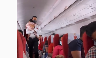 O πιο γλυκός αεροσυνοδός του κόσμου: Πώς ησύχασε μωράκι που έκλαιγε στην πτήση (vid)