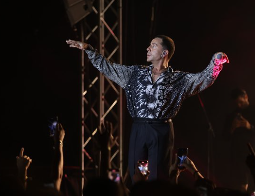 Συγκίνηση για την μαμά του Γιώργου Μαζωνάκη: Χόρεψε ζεϊμπέκικο στη συναυλία του και αποθεώθηκε (video)