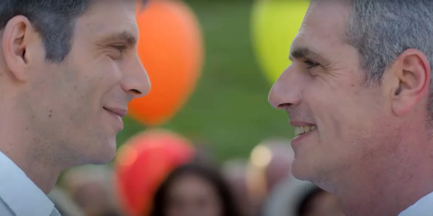 Στο video clip του νέου τραγουδιού του Φοίβου Δεληβοριά δύο μπαμπάδες μεγαλώνουν ένα κορίτσι