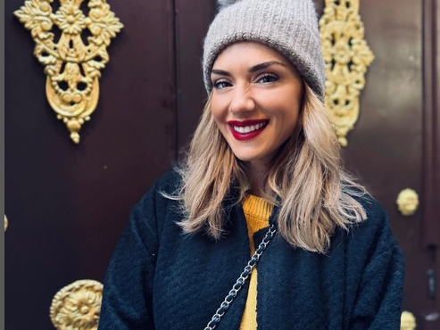 Βάσω Λασκαράκη: Φωτογραφίζει την κορούλα της Εύα στο παραμυθένια στολισμένο σαλόνι της (φωτό)