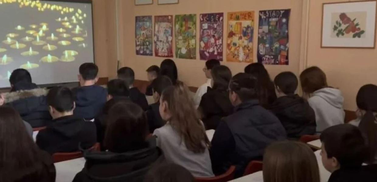 Μαθητές διασκεύασαν «Το φιλαράκι» για τα θύματα των Τεμπών: «Από τύχη καθαρή δεν ήμουνα εγώ ένα θύμα» τραγουδούν τα παιδιά