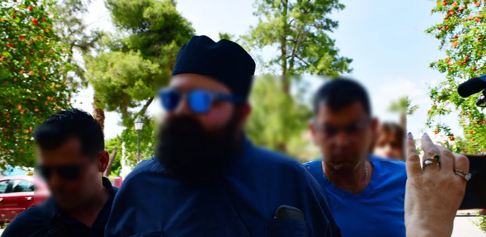 Σοκ με όσα λέει ο σάτυρος ιερέας για τα χυδαία μηνύματα προς τον 12χρονο: "Έκανα διαδικτυακό σεξ"